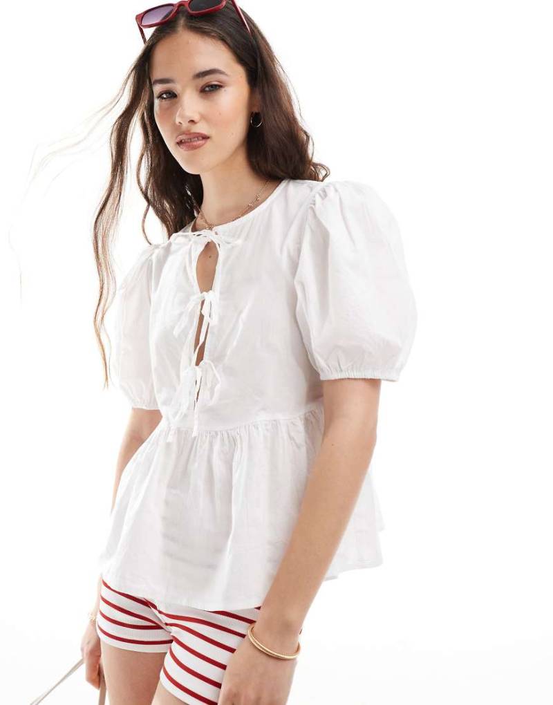 Pieces - Vorne gebundenes Popeline-Oberteil in Weiß mit Puffärmeln von Pieces