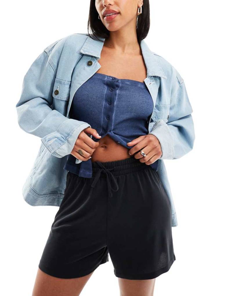 Pieces - Weich fließende Shorts in Schwarz mit elastischem Bund von Pieces