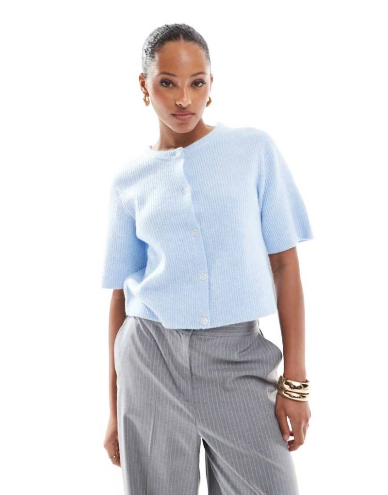 Pieces - Weiche, kurzärmlige Strickjacke in Blau von Pieces