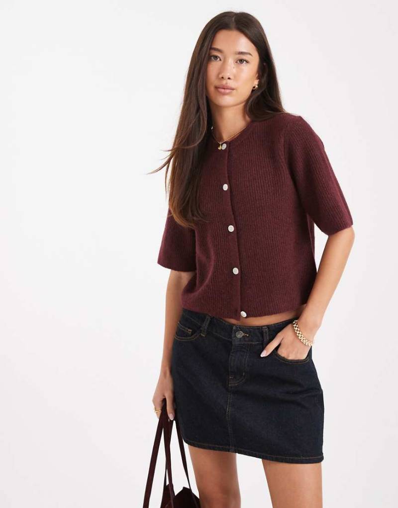 Pieces - Weiche, kurzärmlige Strickjacke in Burgunderrot von Pieces