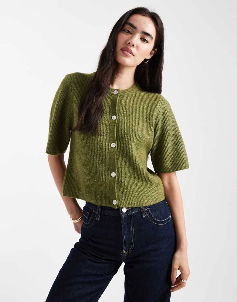 Pieces - Weiche, kurzärmlige Strickjacke in Dunkelgrün von Pieces