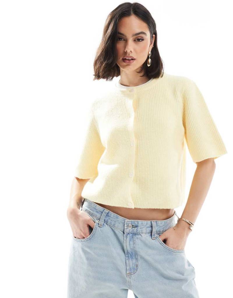 Pieces - Weiche, kurzärmlige Strickjacke in blassem Bananengelb von Pieces