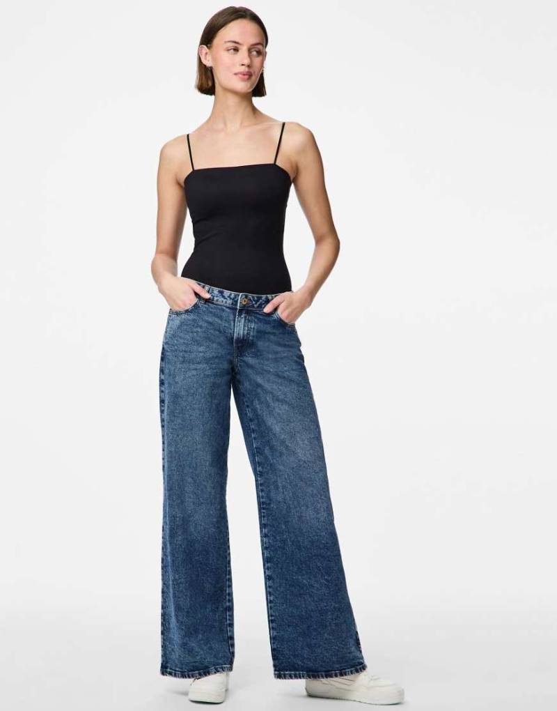 Pieces - Weit geschnittene Denim-Jeans in Mittelblau von Pieces