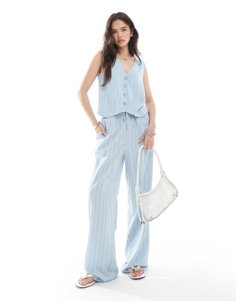 Pieces - Weit geschnittene Hose in gestreiftem Hellblau, Kombiteil von Pieces