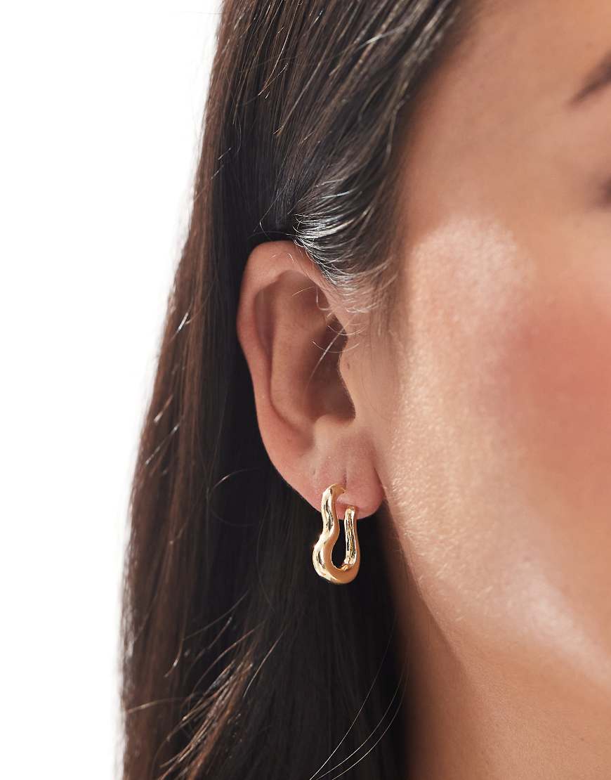 Pieces - Wellige Creolen in geschmolzener Goldoptik-Goldfarben von Pieces