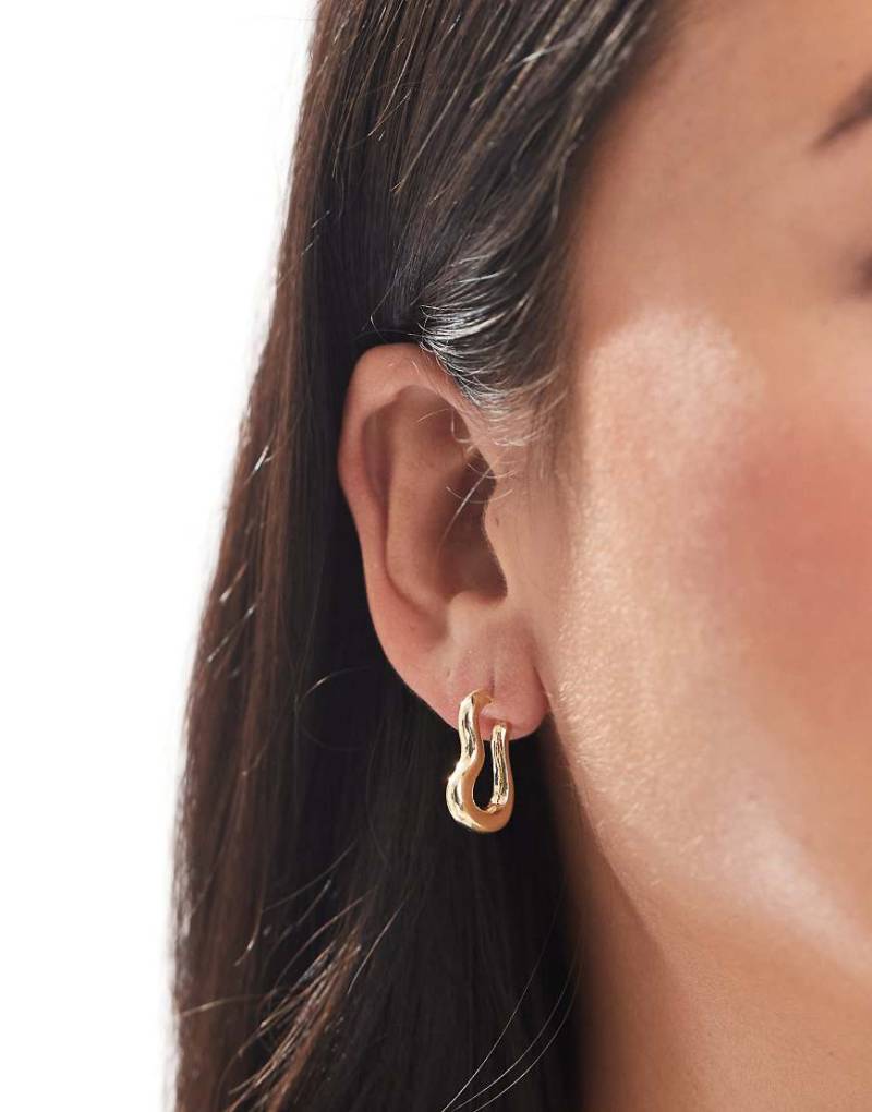 Pieces - Wellige Creolen in geschmolzener Goldoptik-Goldfarben von Pieces