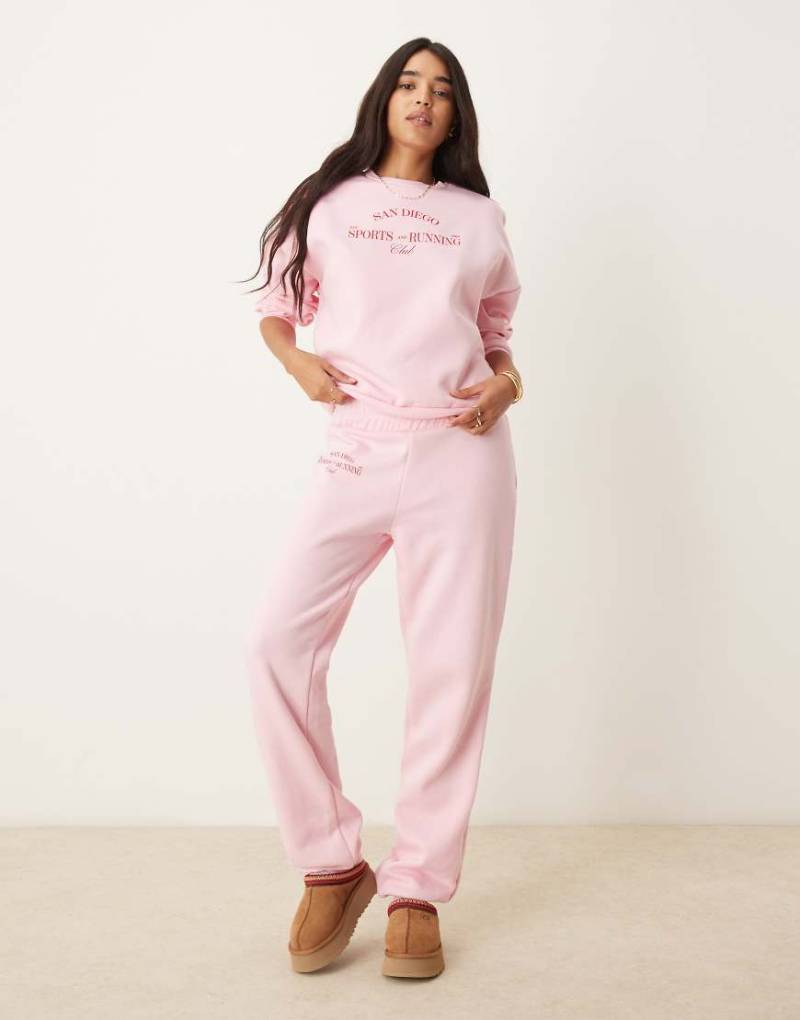 Pieces - Wellness - Jogginghose in Babyrosa mit Bündchen und „Sports And Running Club"-Print, Kombiteil von Pieces
