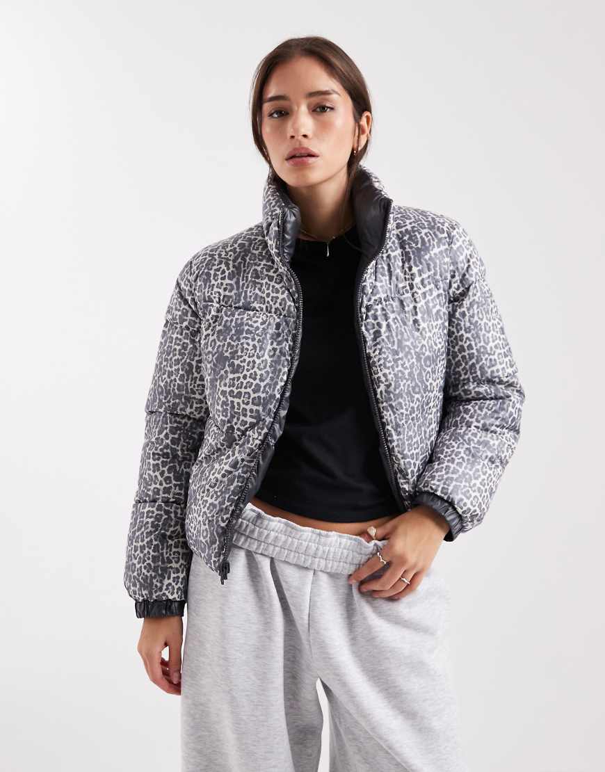 Pieces - Wendbare Steppjacke mit farblich abgestimmtem Leopardenmuster-Bunt von Pieces