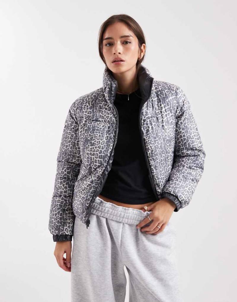 Pieces - Wendbare Steppjacke mit farblich abgestimmtem Leopardenmuster-Bunt von Pieces