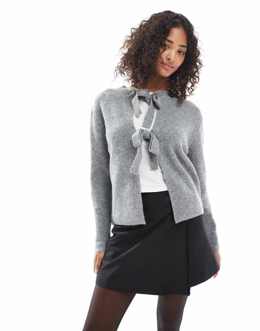 Pieces - Wendbare Strickjacke in Grau mit gebundener Vorderseite von Pieces