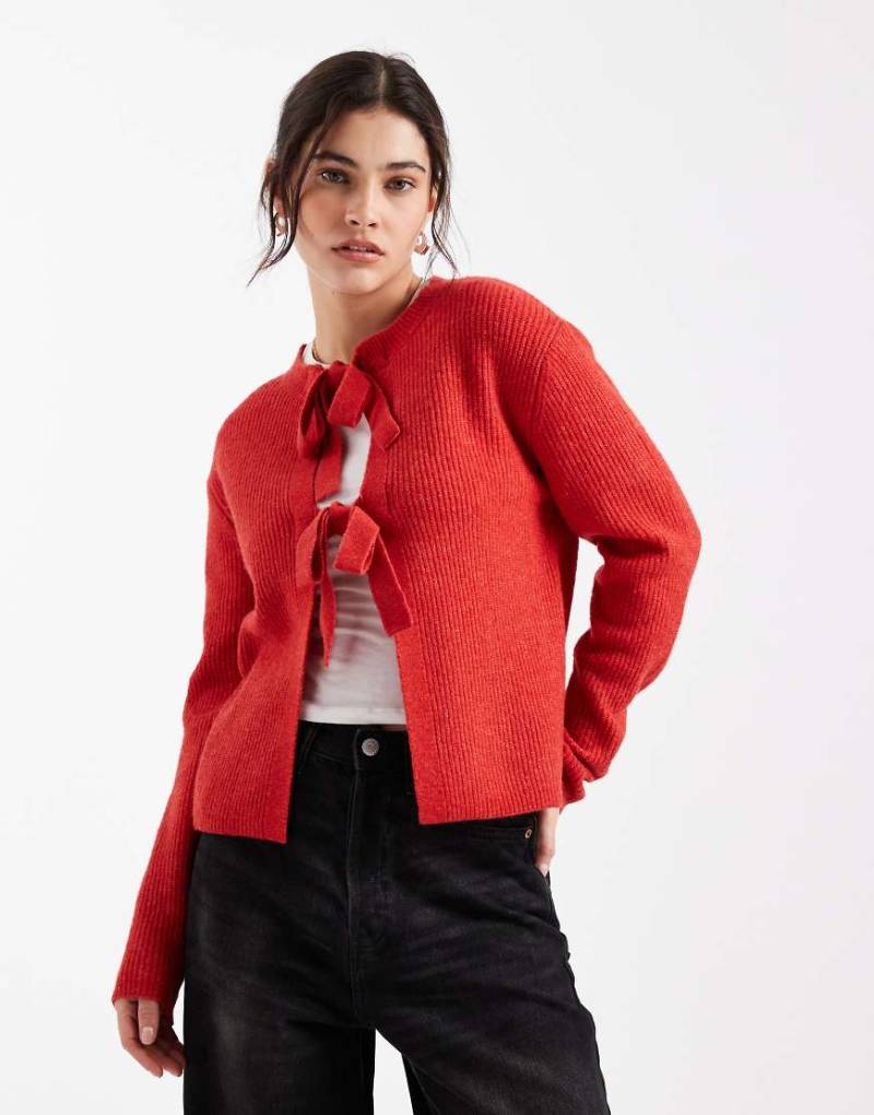 Pieces - Wendbare Strickjacke in Rot mit gebundener Vorderseite von Pieces