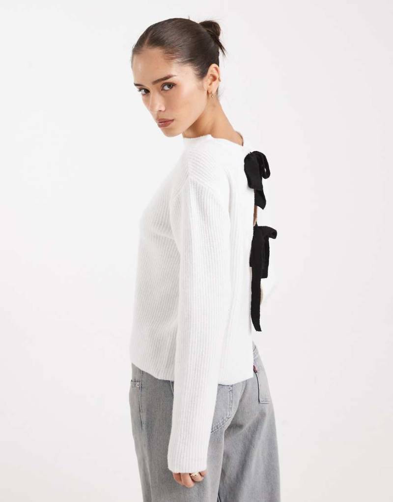 Pieces - Wendbare Strickjacke in Weiß mit kontrastierenden Bindebändern von Pieces