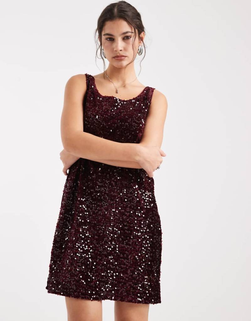 Pieces - Wendbares Mini-Etuikleid in Burgunderrot mit U-Boot-Ausschnitt und Paillettenbesatz von Pieces