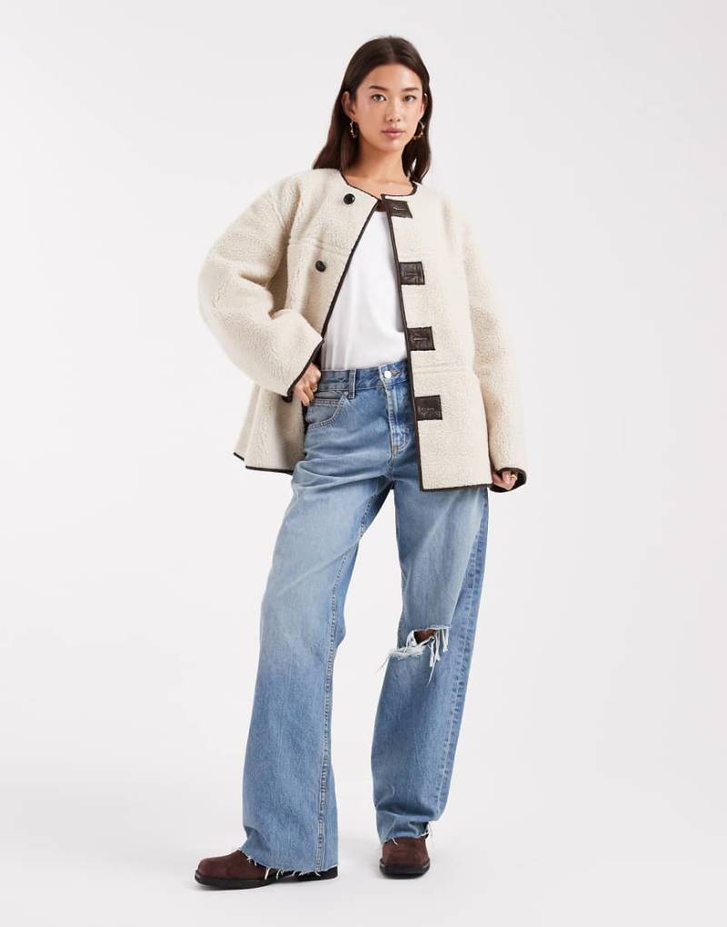 Pieces - Wendebare Jacke aus Teddyfell und Kunstleder in Cremeweiß und Braun-Brown von Pieces