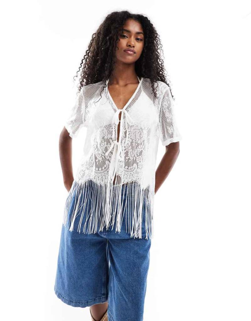 Pieces - Western-Strickjacke in Cremeweiß mit Bindeband vorne und Fransensaum von Pieces