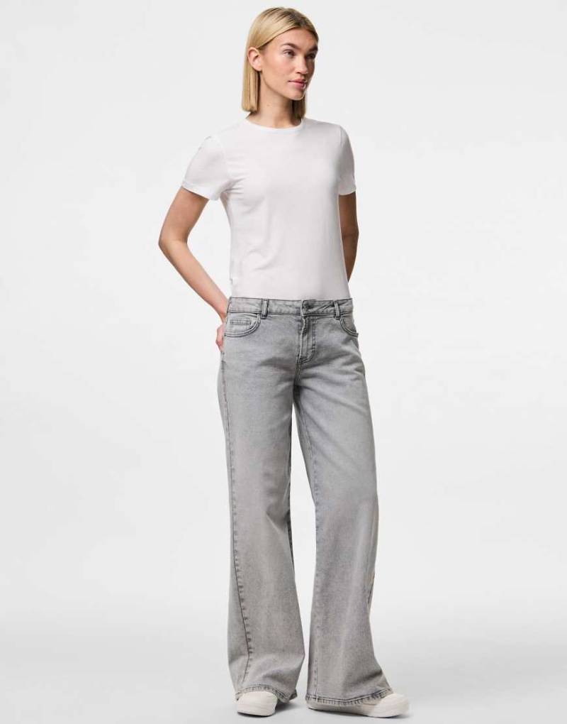 Pieces - Wide-Fit-Jeans in Hellgrau von Pieces
