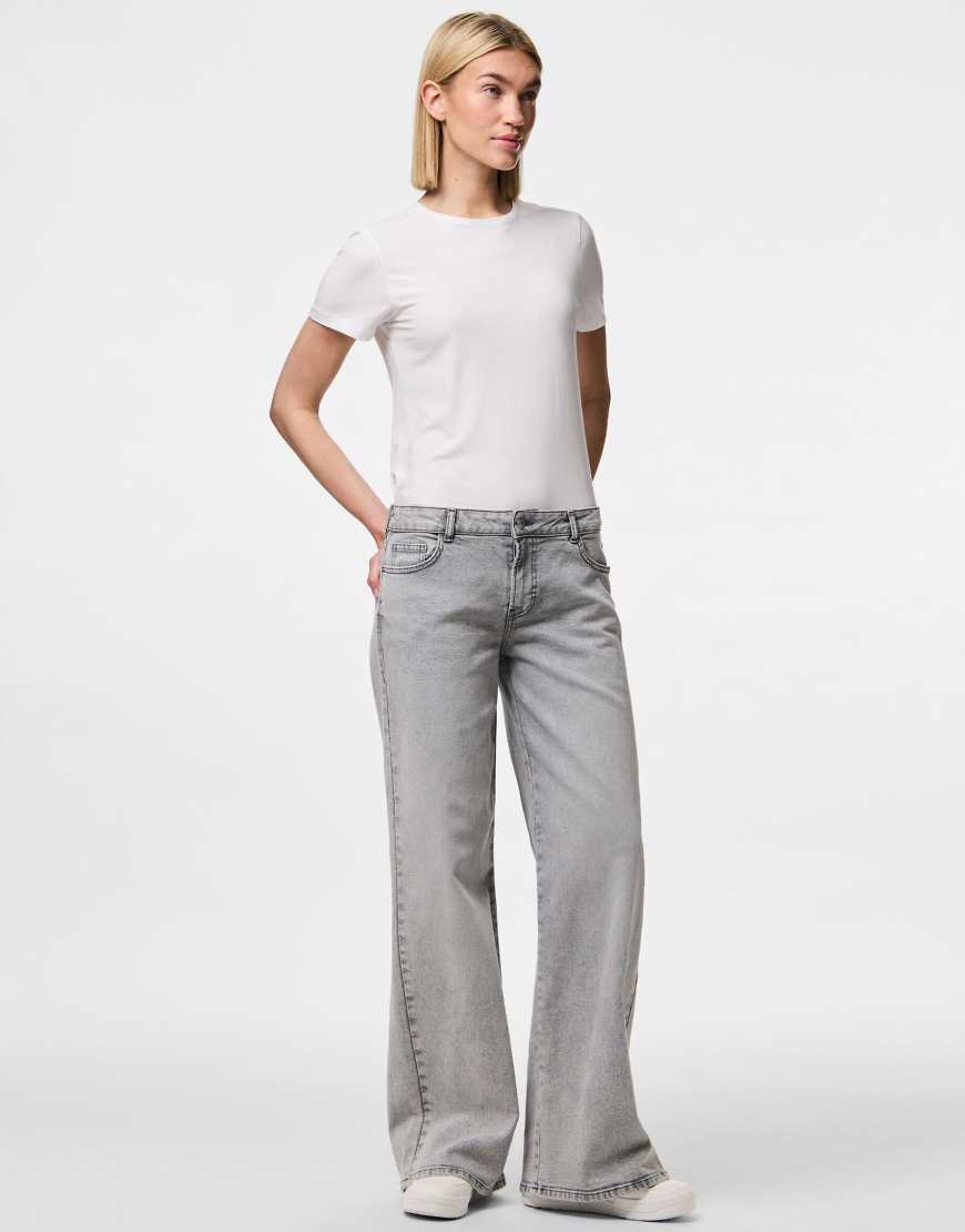 Pieces - Wide-Fit-Jeans in Hellgrau von Pieces