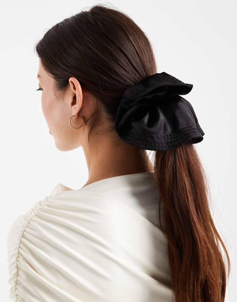 Pieces - XL - Scrunchie aus Satin in Schwarz von Pieces