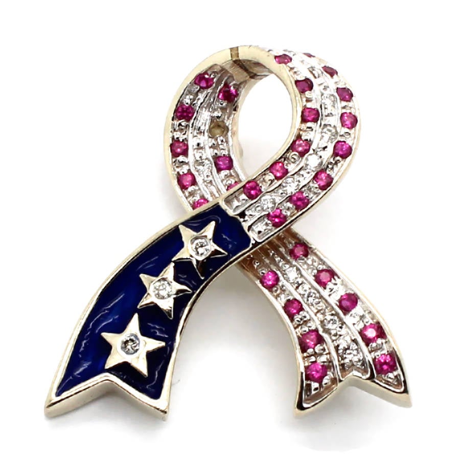 14K Weißgold American Ribbon Pin Brosche Mit Diamanten, Rubine Und Emaille von PierceOn