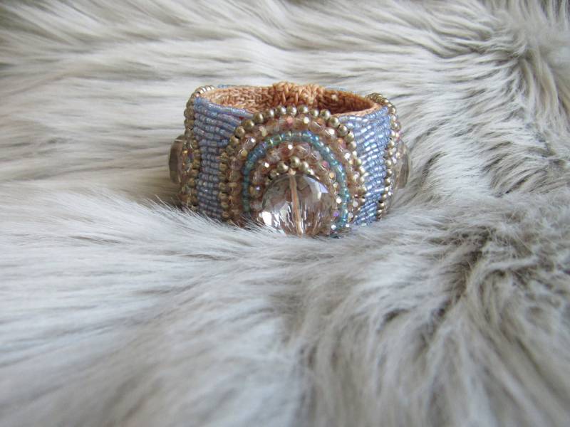 Vintage Blau Silber Stark Perlen Detaillierte Stoff Manschette Armband Vintage Blau Silber Stark Perlen Detaillierte Stoff Manschette Armband von PiercedorPretty