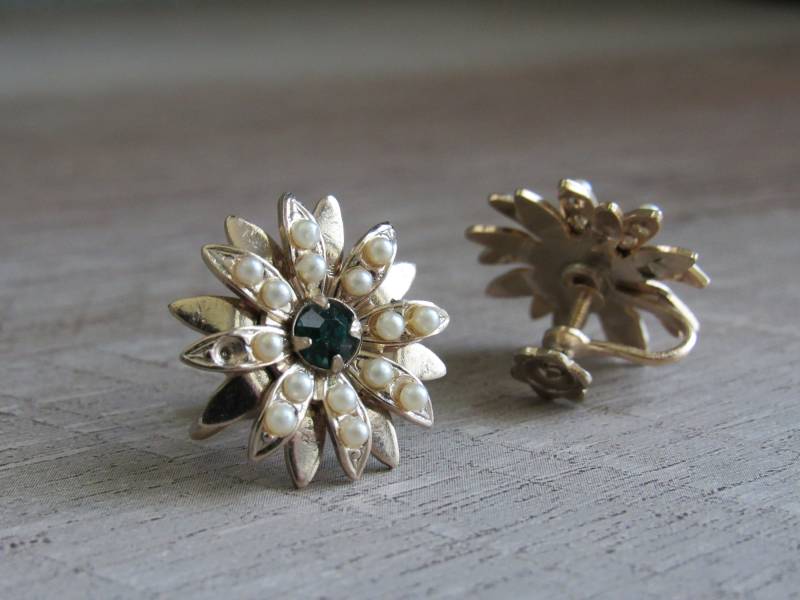 Vintage Grün Goldton Strass Blumen Stern Screw Back Perle Ohrringe Vintage Grün Goldton Strass Blumen Stern Screw Back Perle Ohrringe von PiercedorPretty