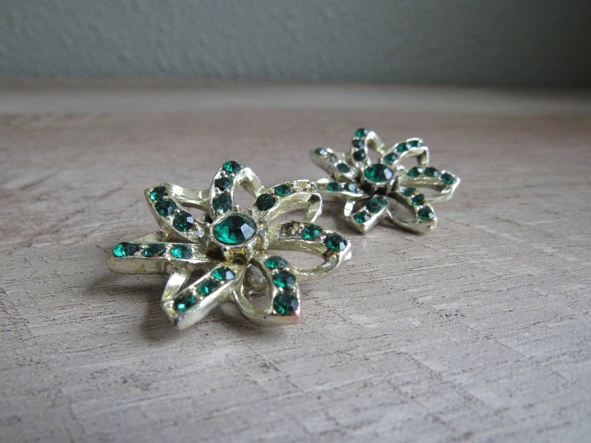 Vintage Grüne Strass Blume Stern Ohrclips Vintage Grüne Strass Blume Stern Ohrclips von PiercedorPretty