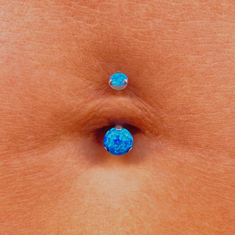 Blaue Opal Zinken An Einem Titan Ring Blaue Opal Zinken An Einem Titan Ring von Piercing10