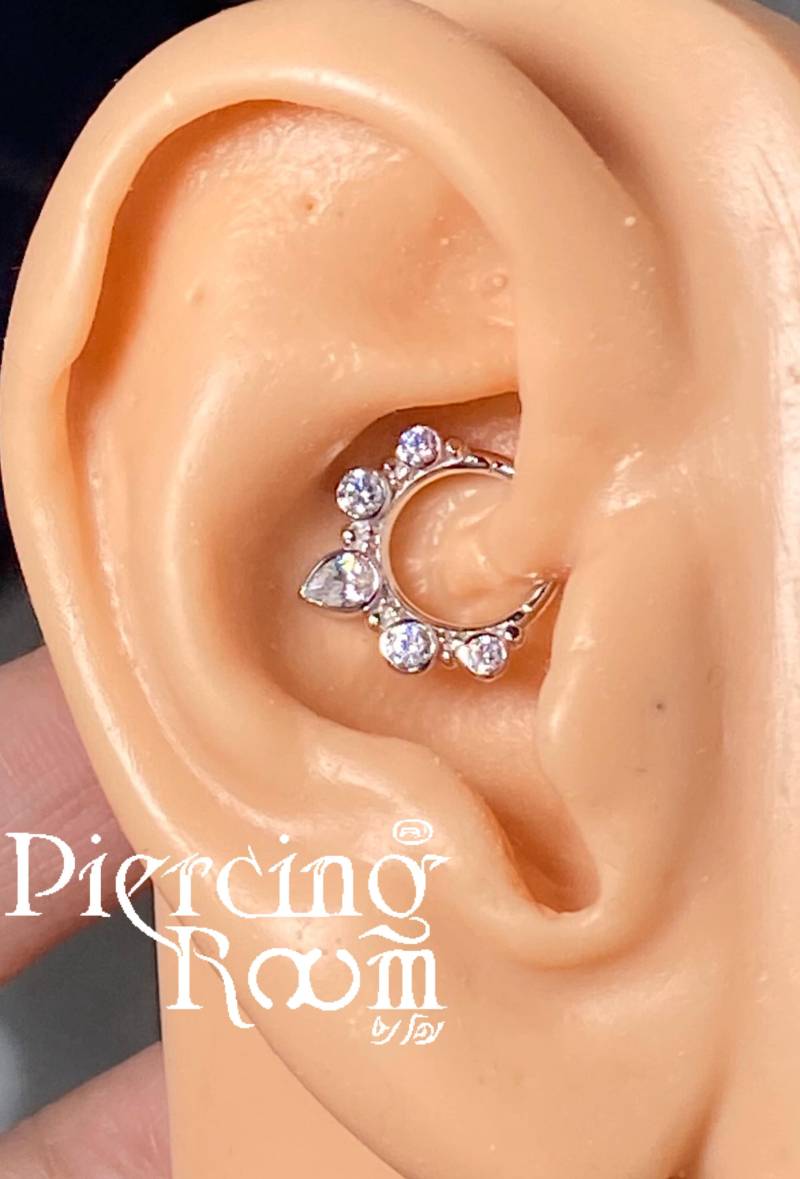 Teardrop Cz Daith Clicker Sterling Silber Knorpel Hoop Teardrop Cz Daith Clicker Sterling Silber Knorpel Hoop von PiercingRoomByJay