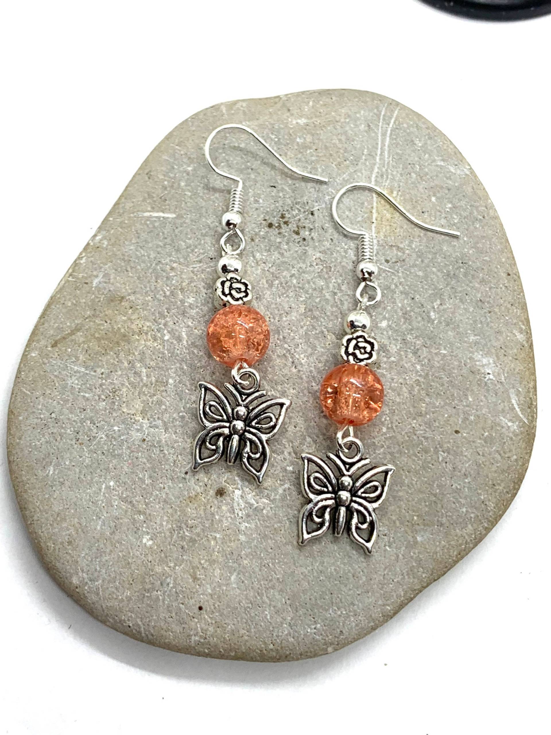 Kleine Silberne Schmetterlings - Und Rissige Orange Perlenblumenohrringe Kleine Silberne Schmetterlings - Und Rissige Orange Perlenblumenohrringe von PierresetPlume