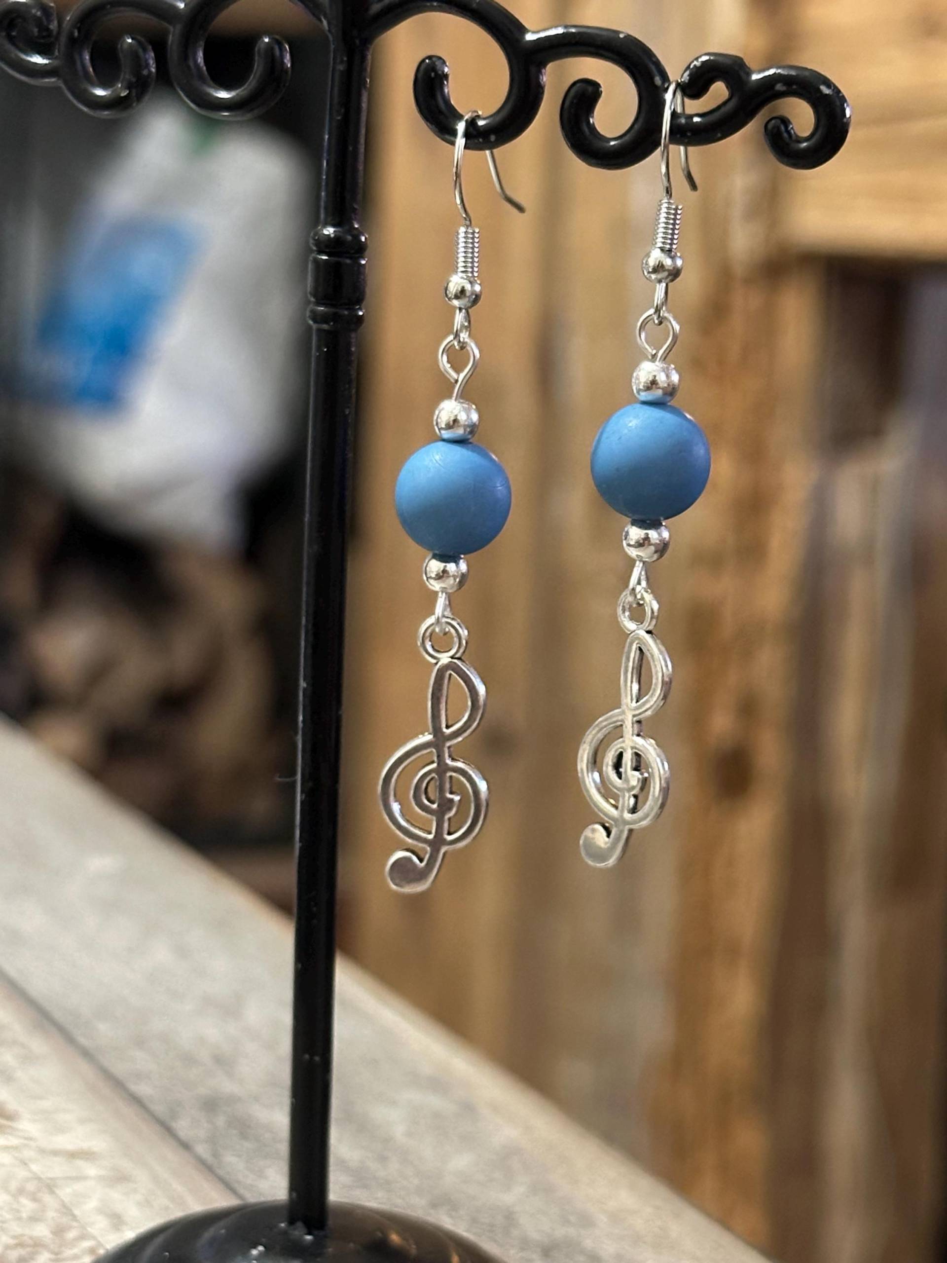Silberne Metallohrringe Mit Notenschlüssel Und Blue Jeansperlen Silberne Metallohrringe Mit Notenschlüssel Und Blue Jeansperlen von PierresetPlume