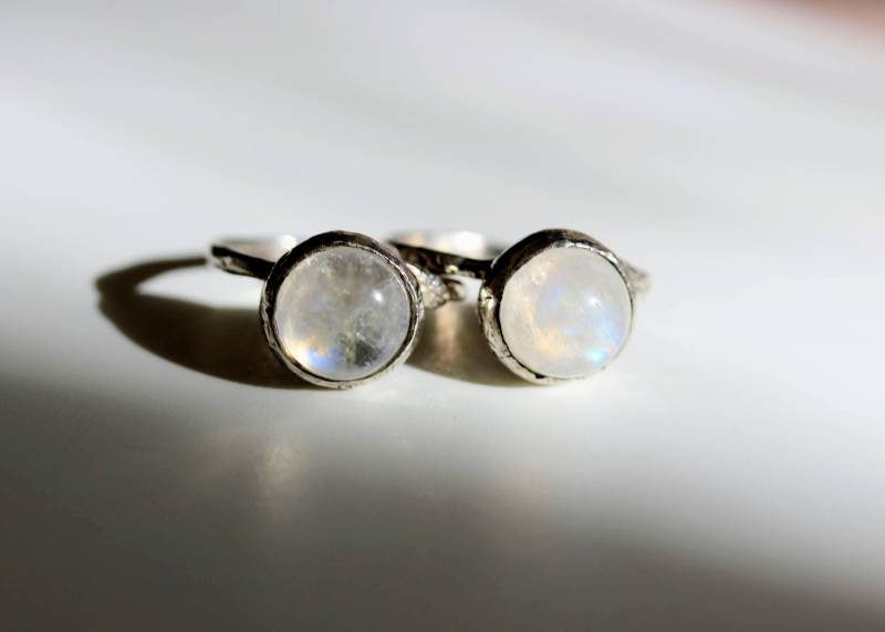 Handgefertigter Mondstein-Ring Aus Sterlingsilber Mit Blatt-Akzent | Größe 4.25 & 4.5 von PigeonDynamite