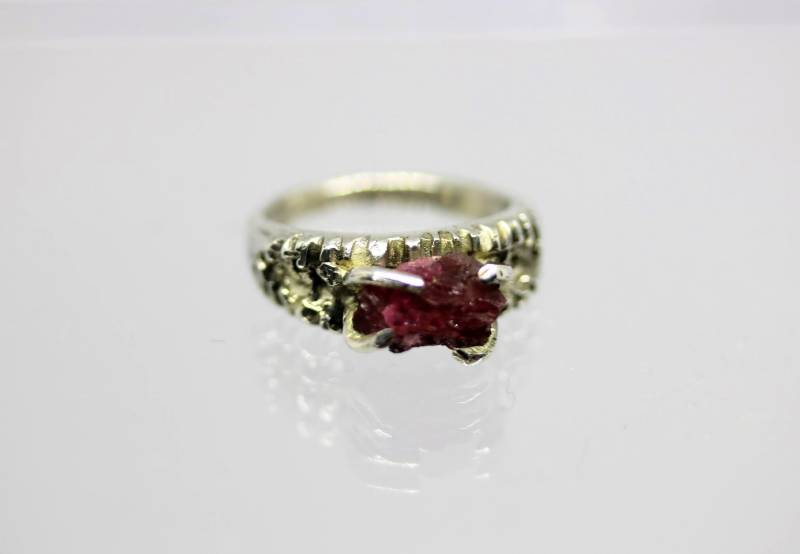 Roher Rosa Turmalin Sterlingsilber Ring - Größe 4, 5 von PigeonDynamite