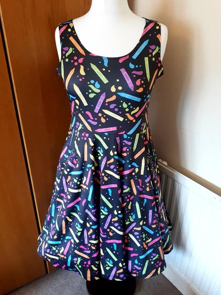 Buntstift Regenbogen Skater Print Kleid Mit Taschen S - 5xl Kawaii Kitsch Retro Rockabilly Cute Alternative Fashion von PigeonoverlordStore