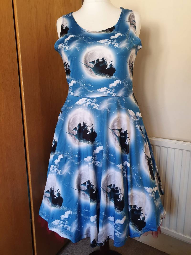 Piratenschiff Und Mond Nimmerland Peter Pan Print Skater Kleid - Größen S- 5xl Plus Größe von PigeonoverlordStore