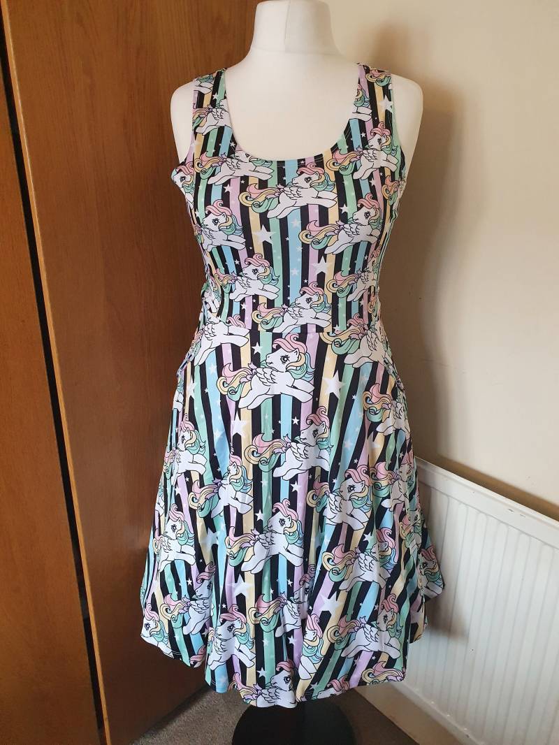 Regenbogen Streifen Pony Inspiriert Print Skater Kleid - Größen S- 5xl Plus Größe von PigeonoverlordStore