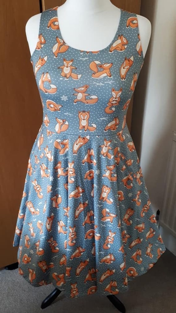 Yoga Füchse Skater Print Kleid - Kawaii Kitsch Retro Rockabilly Niedlich Alternative Fashion von PigeonoverlordStore