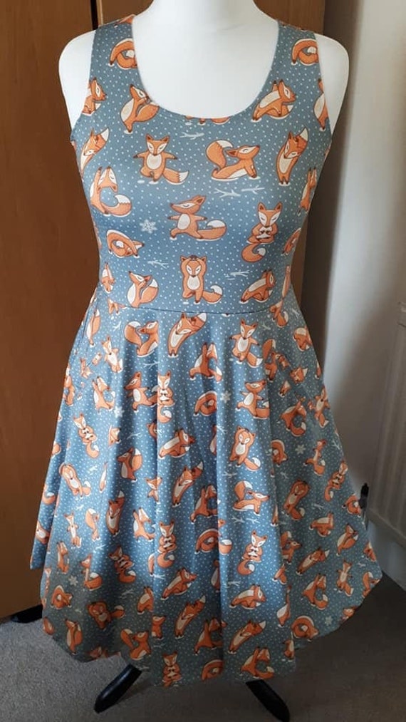 Yoga Füchse Skater Print Kleid - Kawaii Kitsch Retro Rockabilly Niedlich Alternative Fashion von PigeonoverlordStore