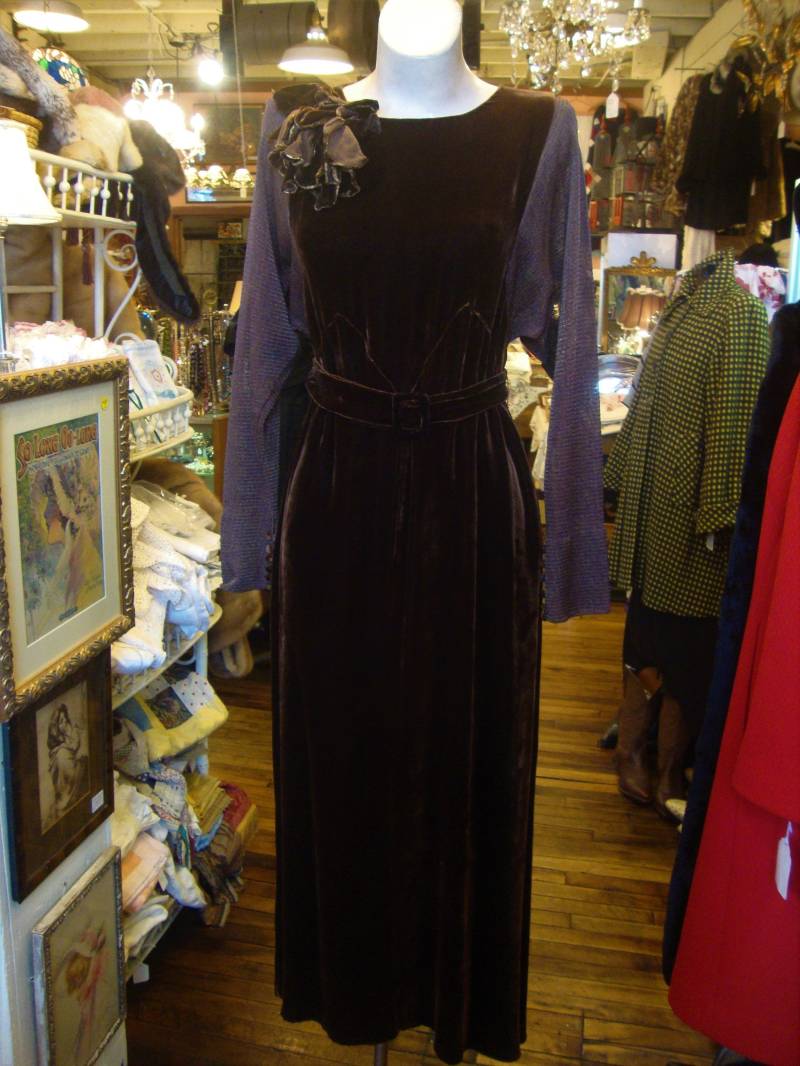 1930Er Jahre Seidensamtkleid Muskatbraun Schrägschnitt, Art Deco, Größe Xxs-Xs von Piggleyspassion