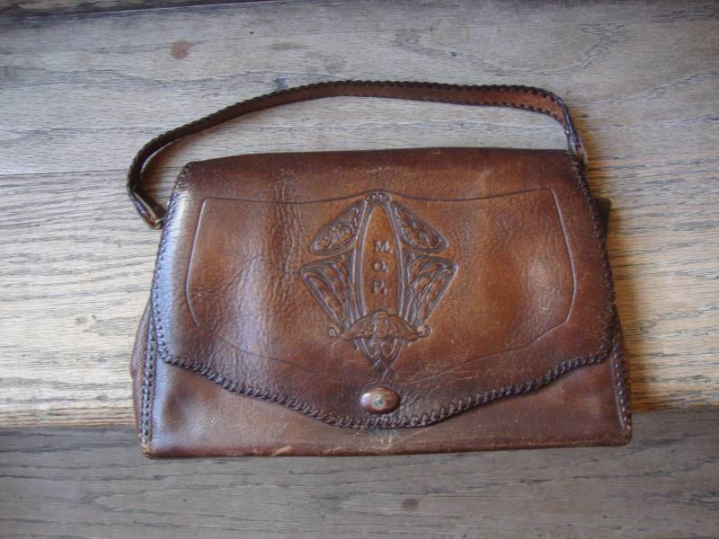 Antike 1920 Kunsthandwerk Geprägte Leder Flapper Geldbörse Clutch Handtasche von Piggleyspassion