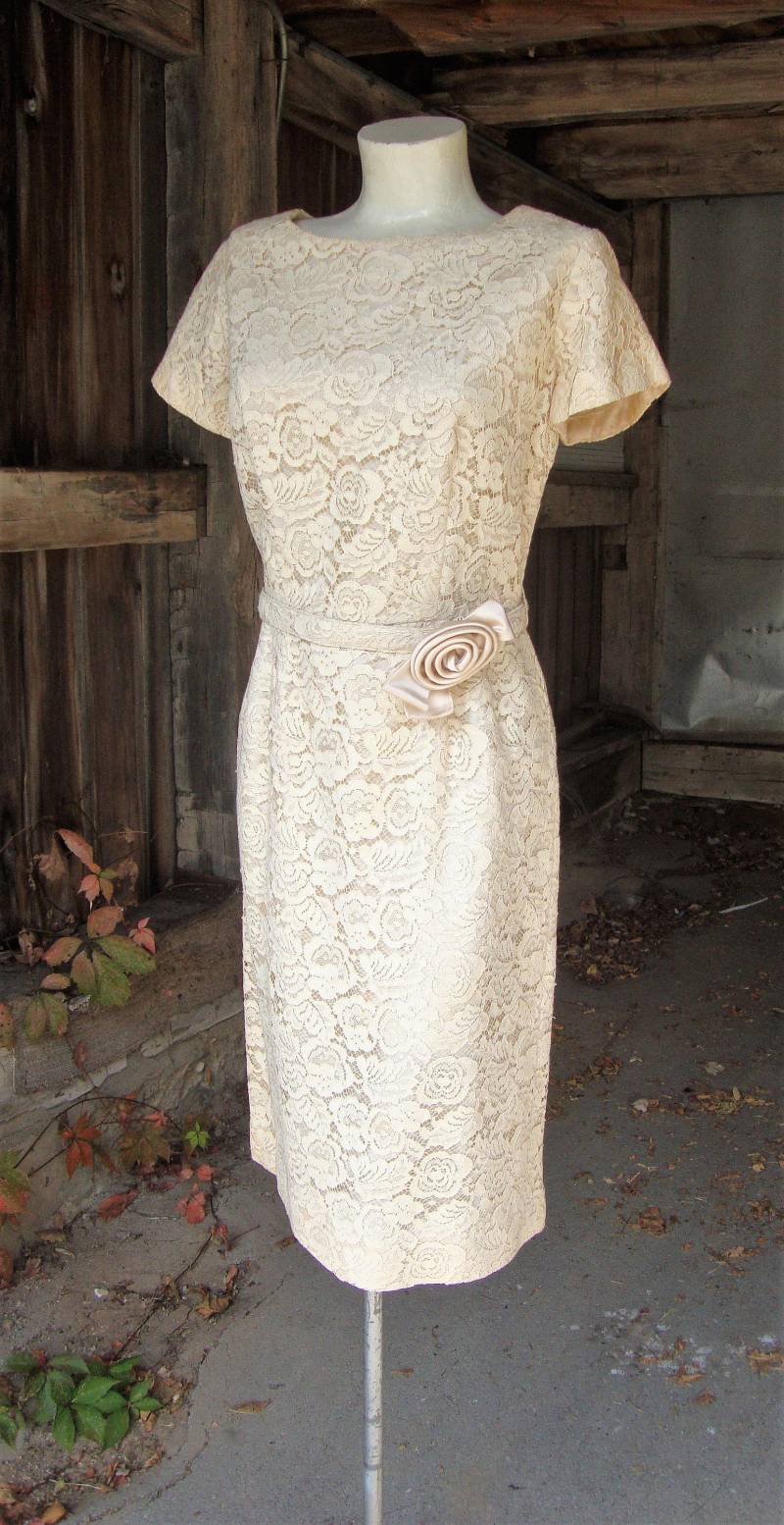 Jahrgang 1950 1960 Ecru Spitze Mantel Cocktailkleid Von Henry Lee Klein Bis Mittel von Piggleyspassion