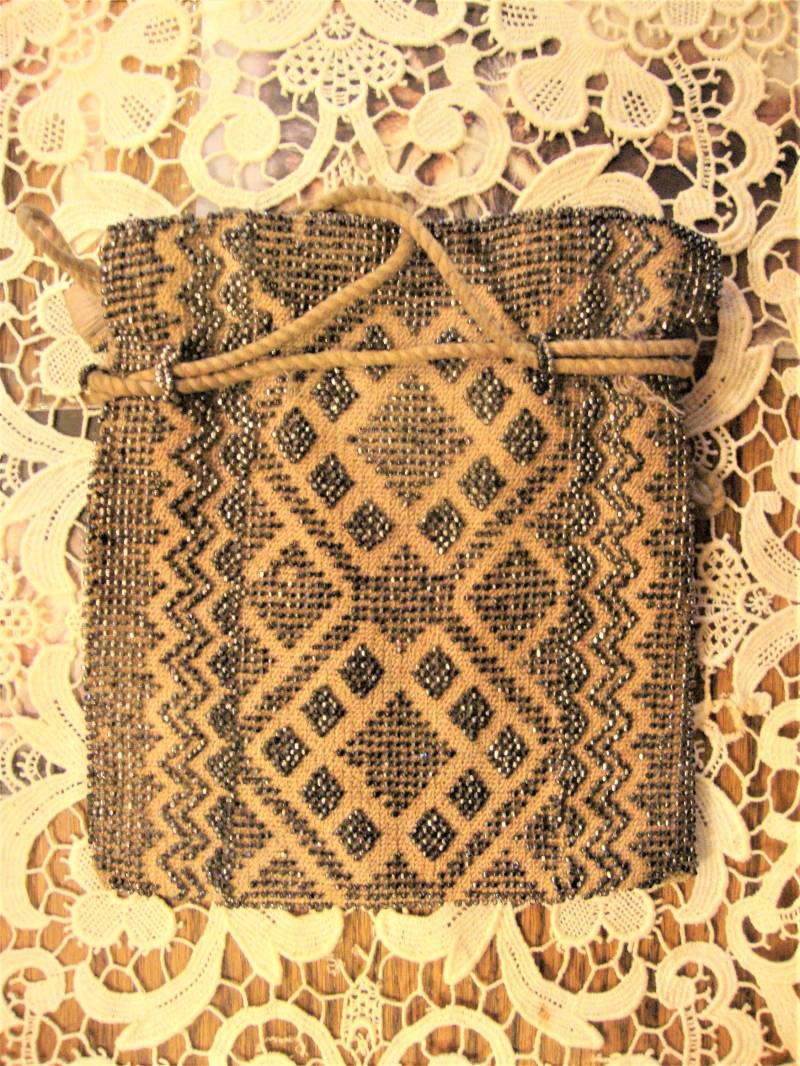 Vintage 1920 Art-Deco-Perlen-String-Geldbörse Mit Geschnittenen Stahl Perlen von Piggleyspassion