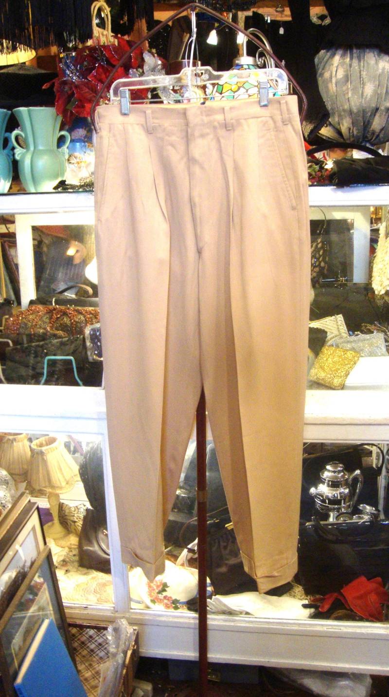Vintage 1940 1950 Beige Rayon Gabardine Plissee Freizeithose Mit Dropped Loop Taille/32-28 von Piggleyspassion