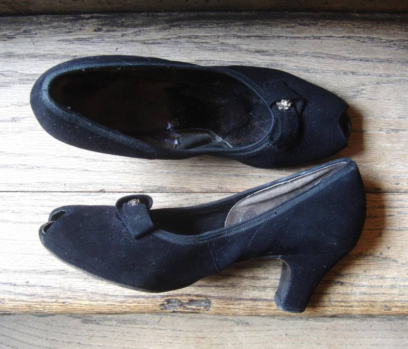 Vintage 1940's Women's Black Wildleder Peep Toe Schuhe Size 8 B von Piggleyspassion