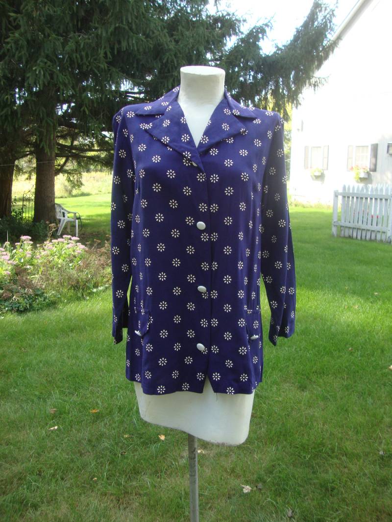 Vintage 1940Er 1950Er Navy Blue Rayon Jacke Mit Weißen Blumen Größe Klein Bis Mittel von Piggleyspassion