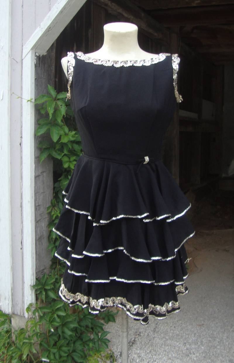 Vintage 1960S Schwarzes Viskose Rüschen Kleid Silberne Paillettenborte, Extra Klein von Piggleyspassion