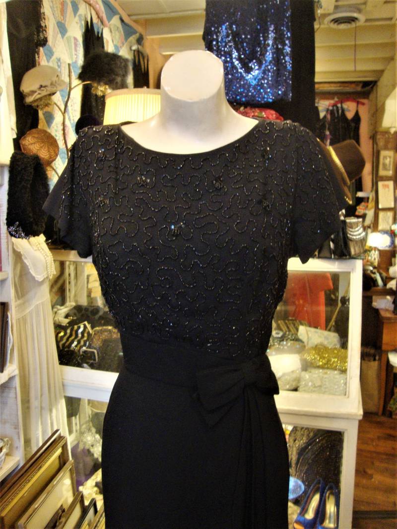 Vintage 50Er Jahre Schwarzes Crepe Beaded Cocktailkleid Klein Bis Mittel von Piggleyspassion