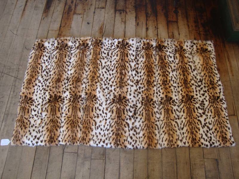Vintage Schablonierte Kaninchenfell-Überwurf Leopardenmuster-Samtrücken von Piggleyspassion