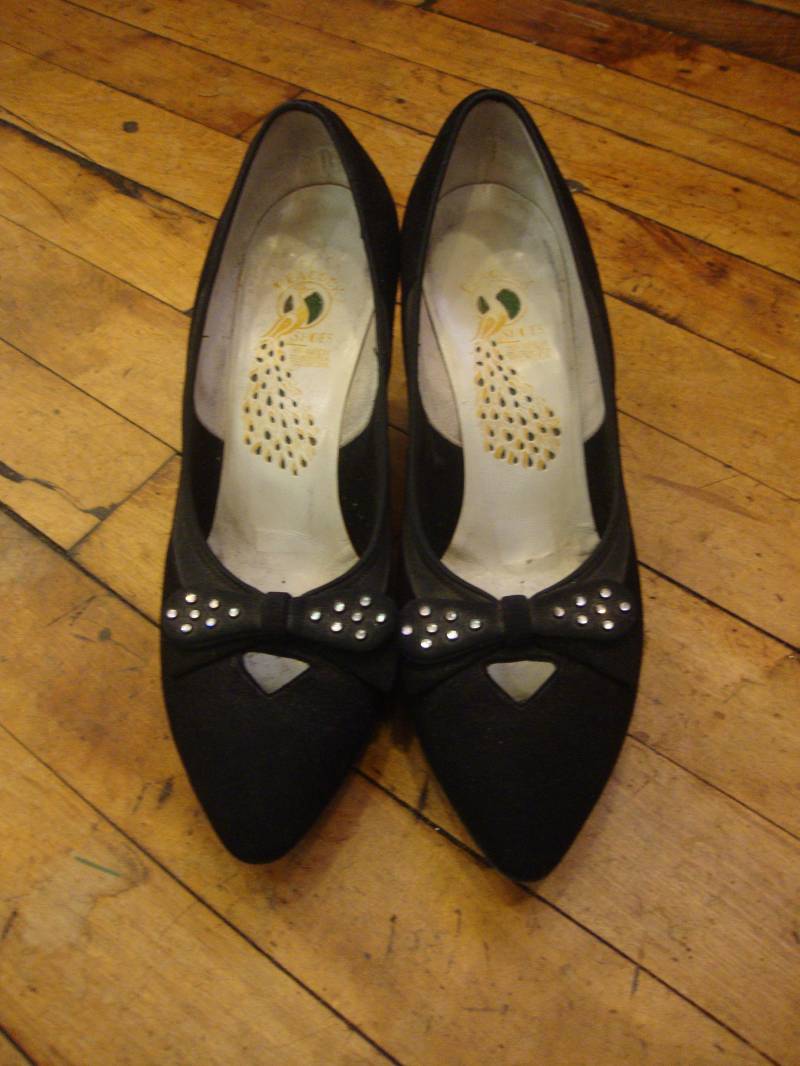 Vintage Schwarze Wildleder Pumps 1940Er Jahre Strass Schleifen Schuhe, Gr. 5, 5 von Piggleyspassion