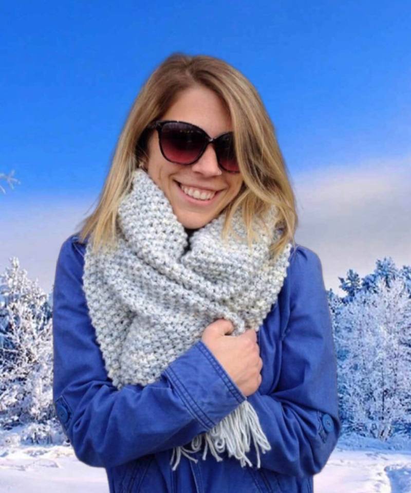 Handgestrickter Ombre Schal Aus Hellblauer Baumwollmischung, Dicker Mit Fransen von Pikeys