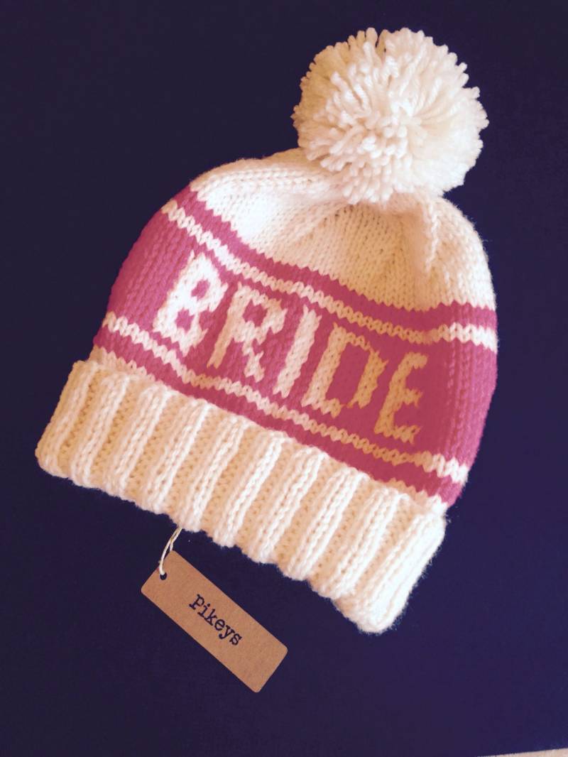 Rosa Braut Mütze Mit Bommel, Retro Ski Hut Für Photo Props, Snowboard Winterhochzeit, Handgestrickte Junggesellinnen von Pikeys